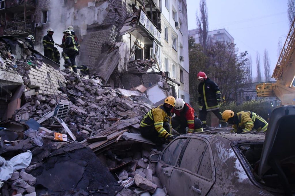 Внаслідок нічної ракетної атаки по Миколаєву зруйновано п’ятиповерхівку. Вже відомо про 2 загиблих і 2 поранених (ДОДАНО ФОТО) 9
