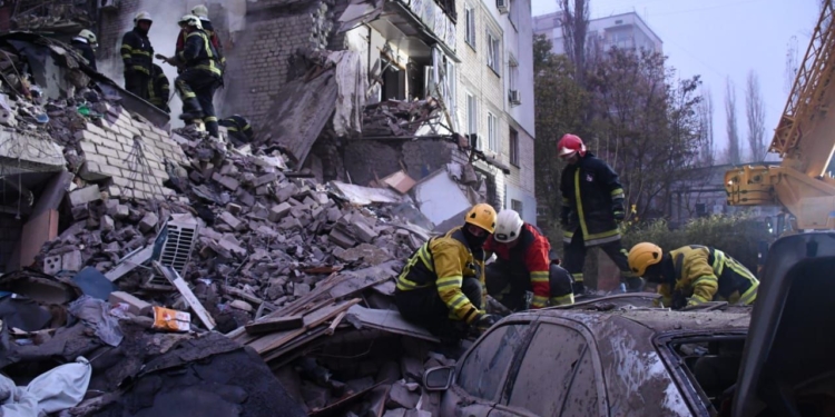 Внаслідок нічної ракетної атаки по Миколаєву зруйновано п’ятиповерхівку. Вже відомо про 2 загиблих і 2 поранених (ДОДАНО ФОТО)
