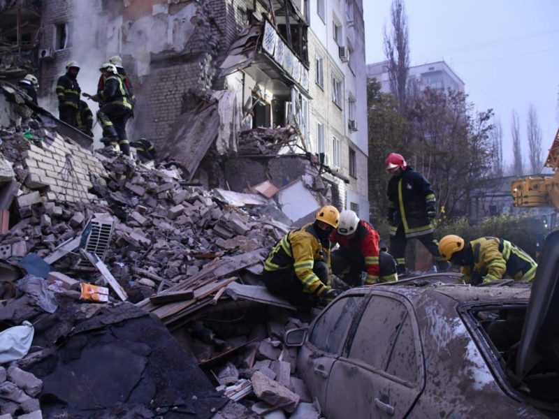 З-під завалів зруйнованої російською ракетою п’ятиповерхівки в Миколаєві дістали тіла ще двох загиблих