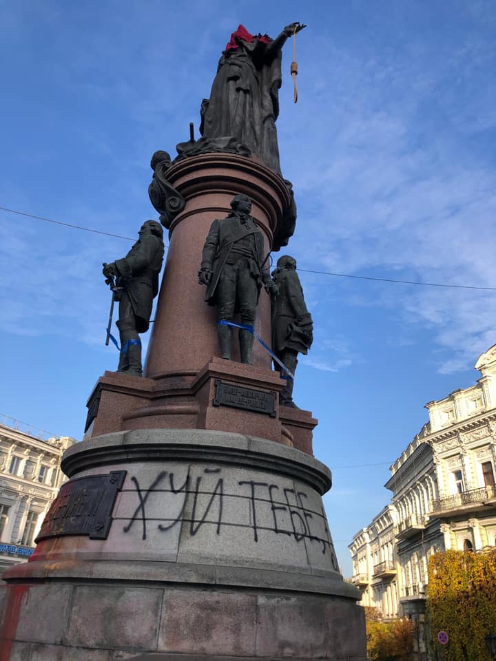 В Одесі на пам'ятник Катерині II надягли ковпак ката, а в руки дали зашморг (ФОТО) 1