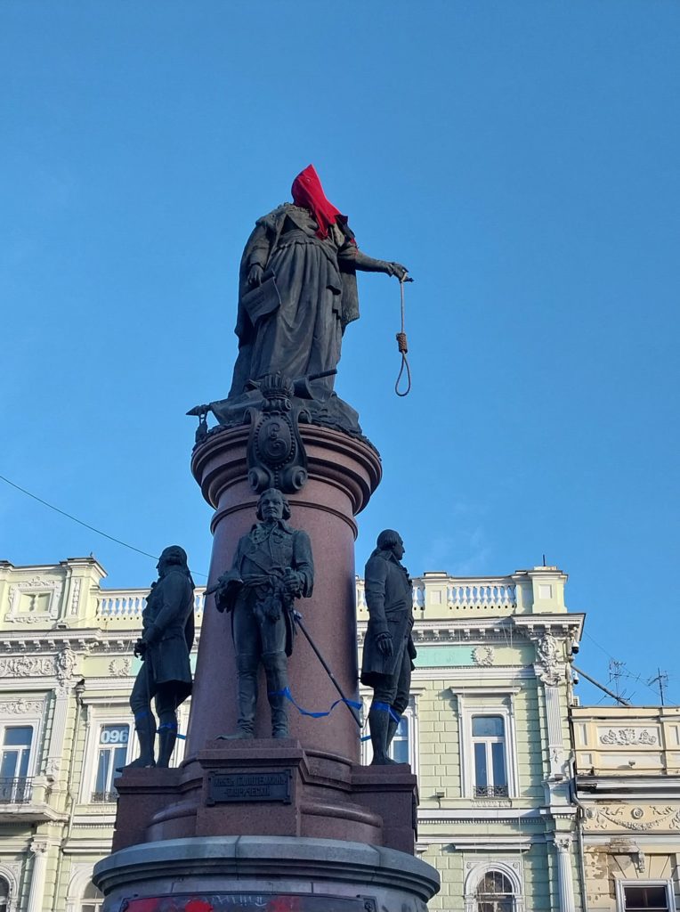 В Одесі на пам'ятник Катерині II надягли ковпак ката, а в руки дали зашморг (ФОТО) 3