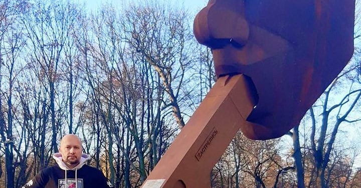 У Варшаву приїхала скандальна скульптура Путіна: “люди стають у чергу, щоб поглузувати з потвори” (ФОТО)