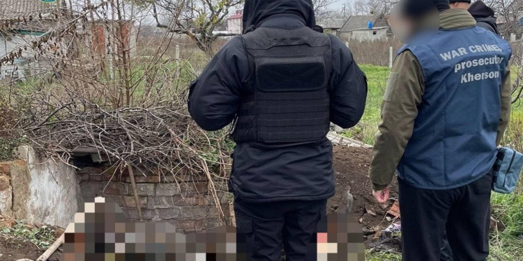 На звільненій Херсонщині почали виявляти тіла вбитих під час окупації людей із слідами тортур (ФОТО)