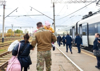 Історія, якої не мало бути. Військовий змушений був їхати 7 годин в тамбурі, бо пасажирам у вагоні не подобався його запах (ФОТО)