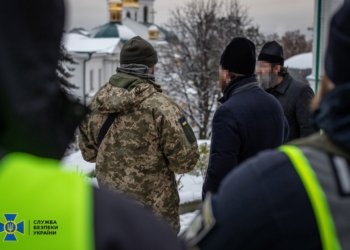 Гроші тазиками, пропаганда і невідомі люди. Що СБУ виявила в Лаврі (ФОТО)