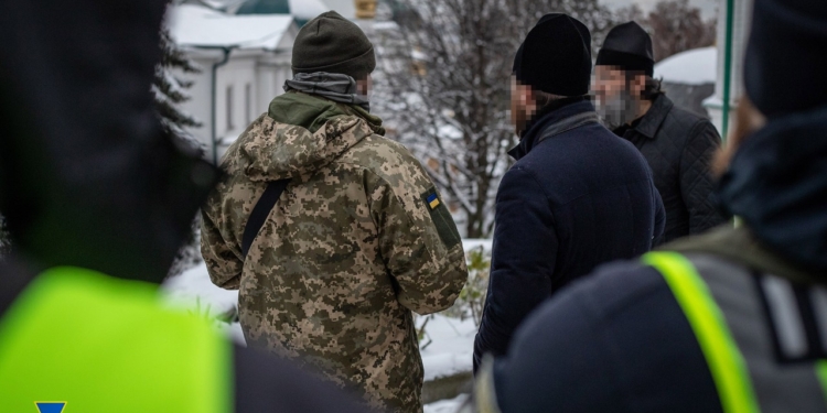 Гроші тазиками, пропаганда і невідомі люди. Що СБУ виявила в Лаврі (ФОТО)