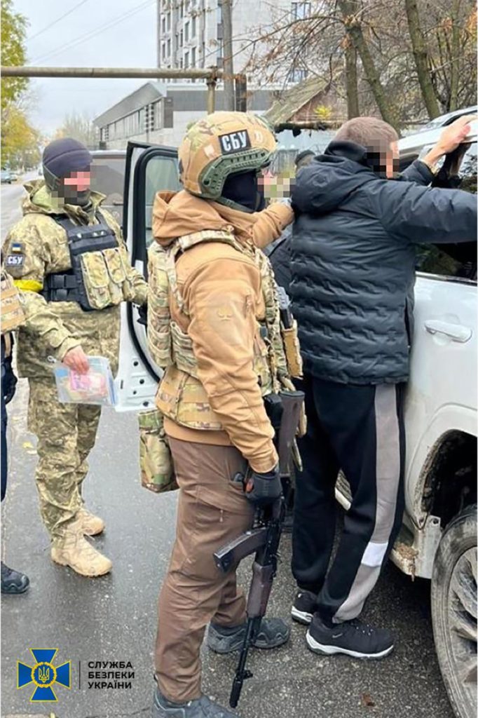 СБУ в Херсоні затримала власника станції катерів - допомагав втікати окупантам (ФОТО) 5