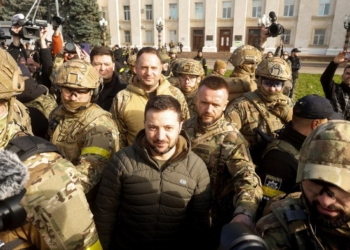 Зеленський прибув у Херсон і сказав: “Ми готові до миру” (ФОТО, ВІДЕО)