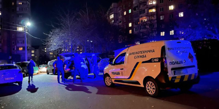 В Рівному чоловік кинув гранату на дитячий майданчик (ФОТО)