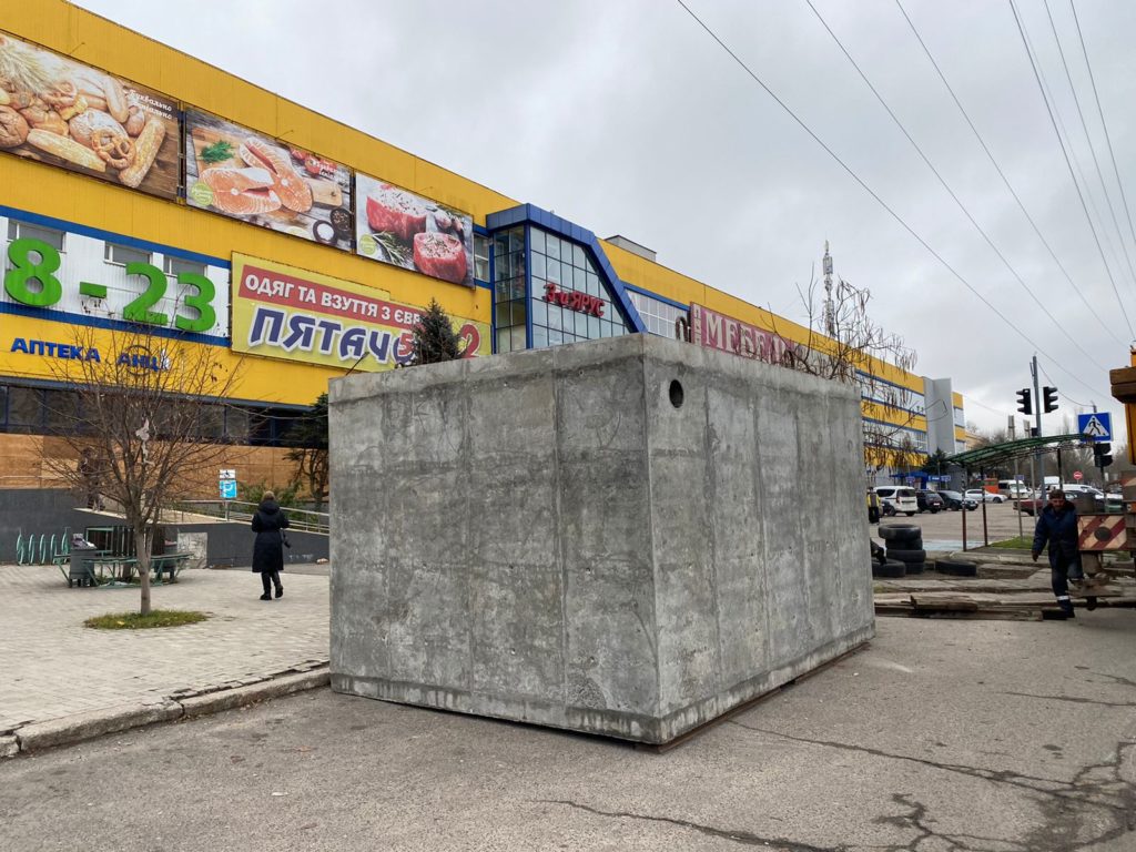 У Миколаєві встановили ще одне бетонне укриття для захисту містян (ФОТО) 7