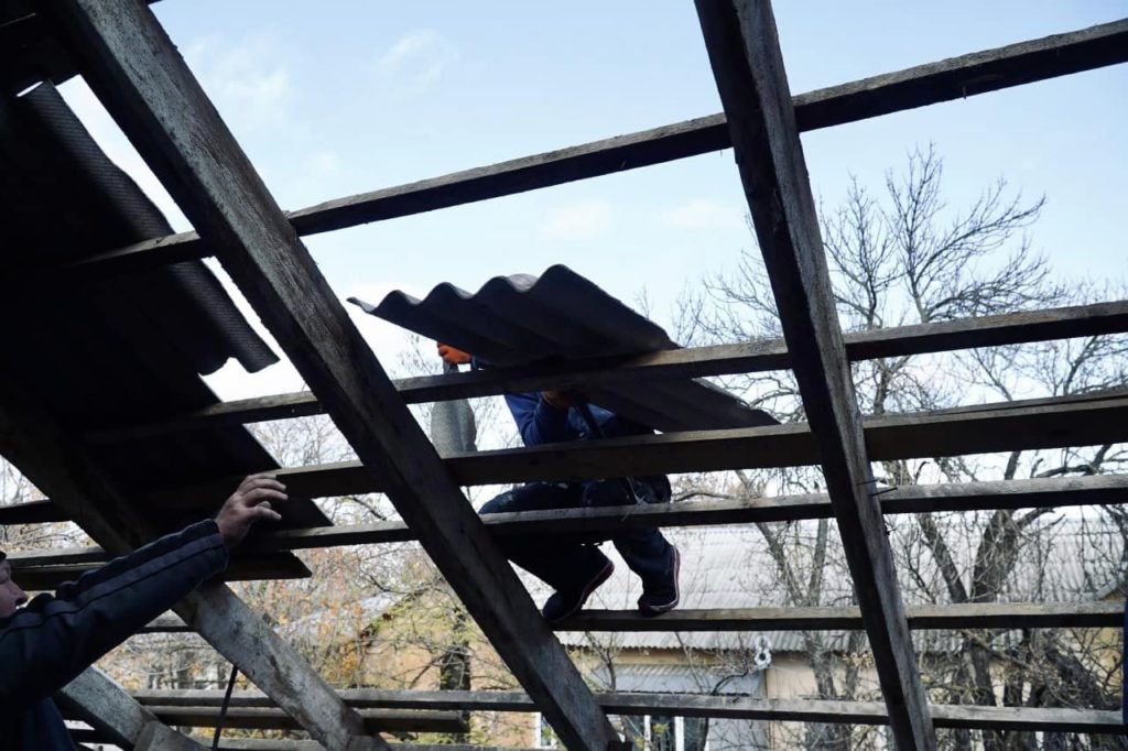 В Миколаєві російськими обстрілами пошкоджено дахи 231 багатоповерхівки. Зараз відновлено 47% дахів (ФОТО) 7