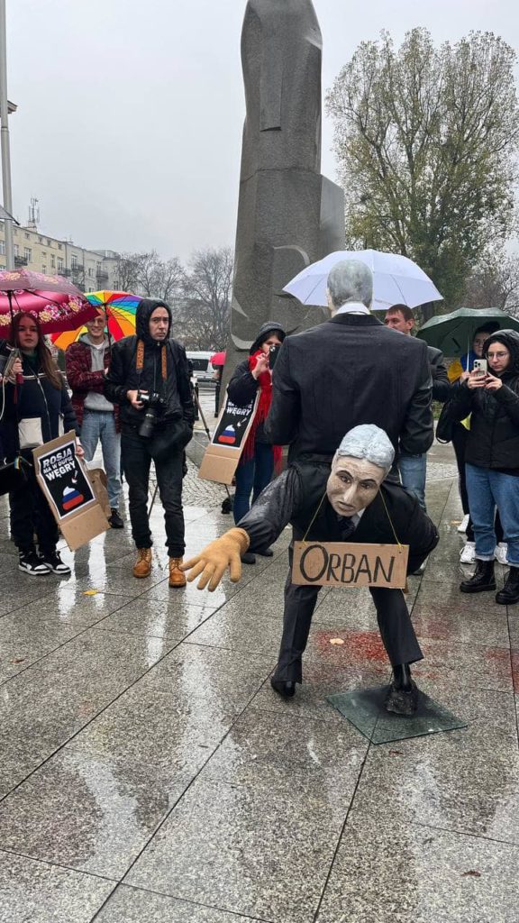 Як «Орбана» із «дупи путіна» витягали: у Варшаві біля угорського посольства активісти влаштували лялькову виставу (ФОТО) 7