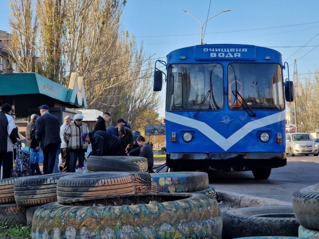 Переобладнаний під «зимовий режим» тролейбус для роздачі очищеної води вже працює на своїх локаціях в Миколаєві (ФОТО) 7