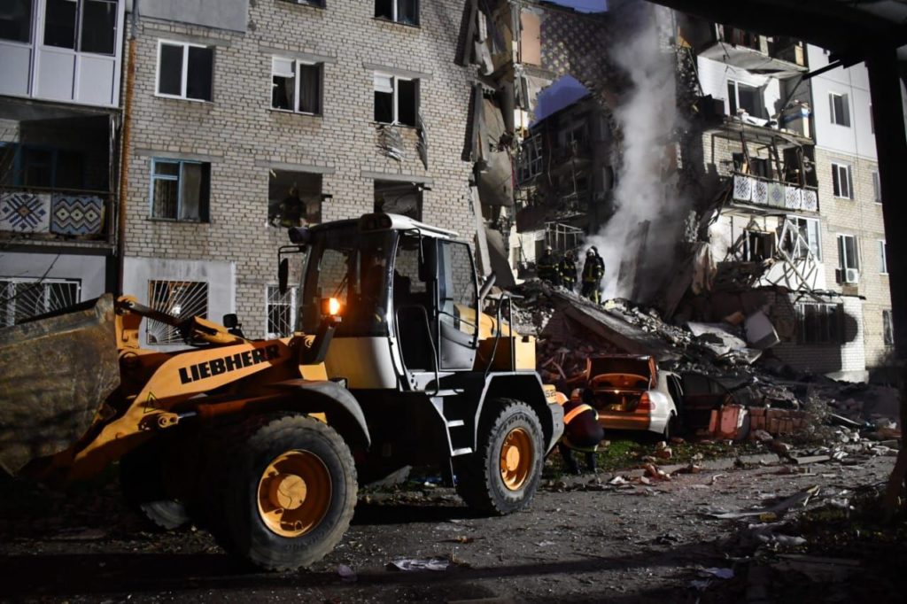Внаслідок нічної ракетної атаки по Миколаєву зруйновано п’ятиповерхівку. Вже відомо про 2 загиблих і 2 поранених (ДОДАНО ФОТО) 11
