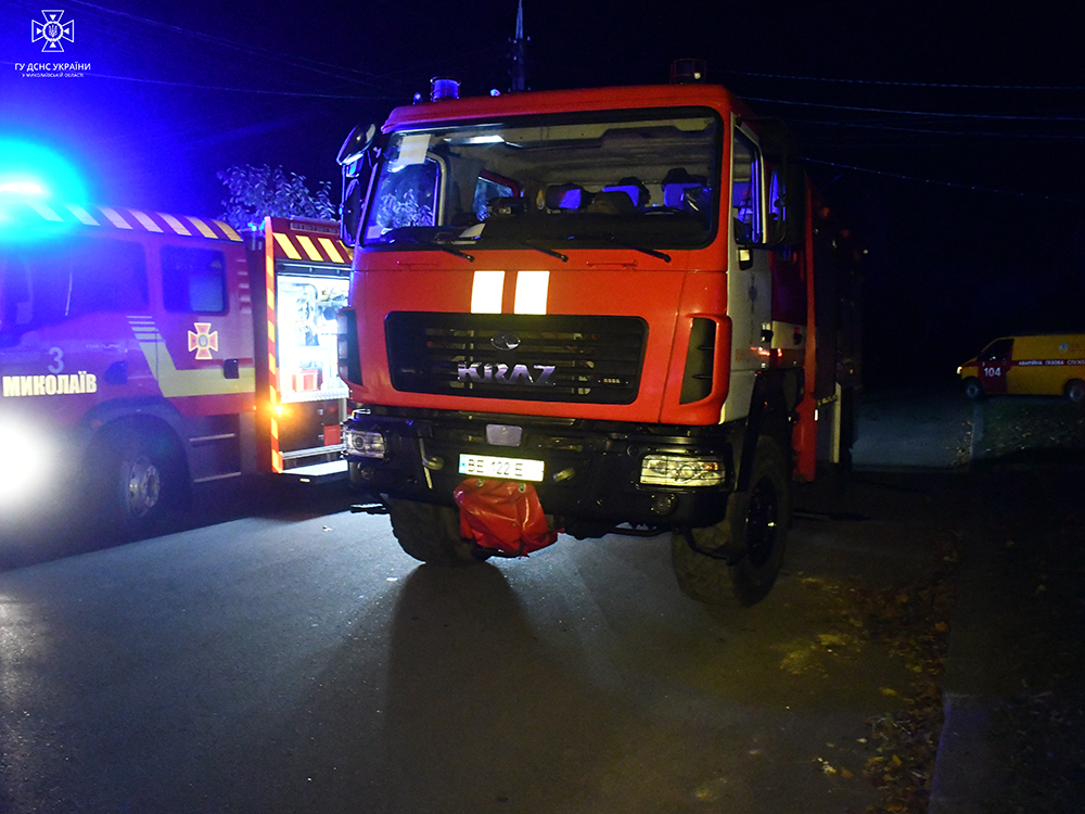 Через нічні російські обстріли в Миколаєві спалахнули складські приміщення – рятувальники впорались з пожежею (ФОТО, ВІДЕО) 9