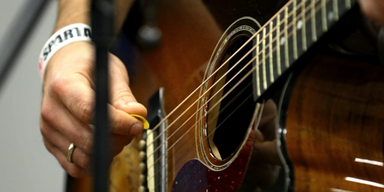 Пісні війни. До миколаївських десантників з концертом завітали Злата Огнєвіч та Арсен Мірзоян (ФОТО)