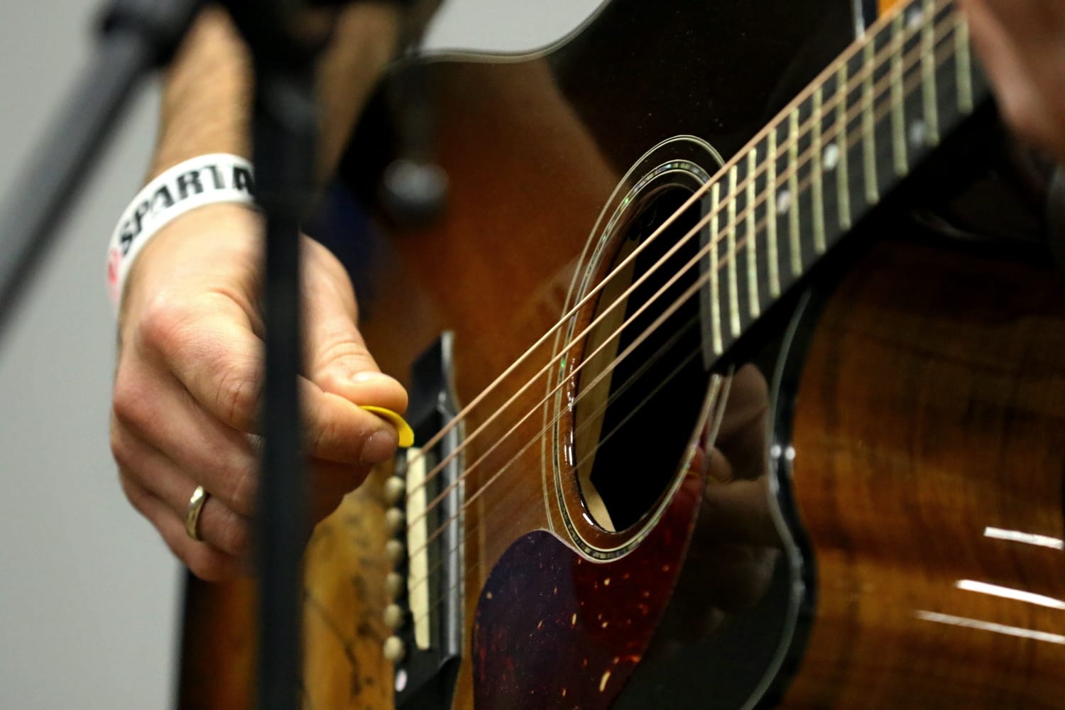 Пісні війни. До миколаївських десантників з концертом завітали Злата Огнєвіч та Арсен Мірзоян (ФОТО)