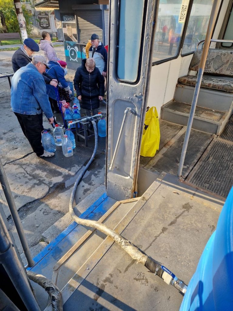 Переобладнаний під «зимовий режим» тролейбус для роздачі очищеної води вже працює на своїх локаціях в Миколаєві (ФОТО) 9