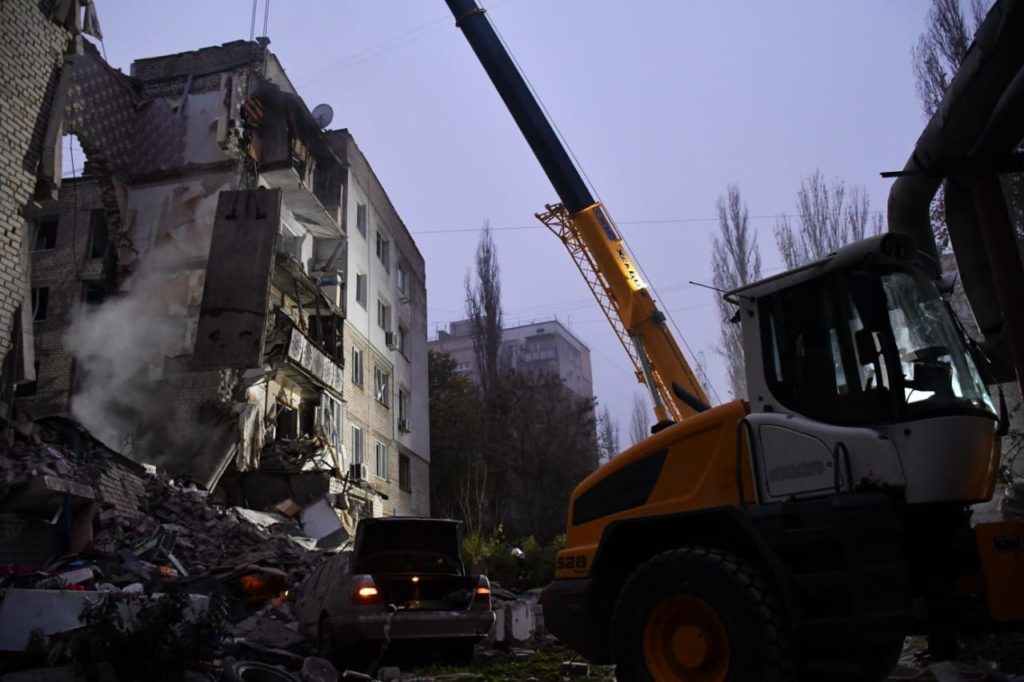 Внаслідок нічної ракетної атаки по Миколаєву зруйновано п’ятиповерхівку. Вже відомо про 2 загиблих і 2 поранених (ДОДАНО ФОТО) 13