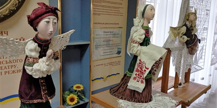 Витинанки, ляльки і майстер-клас: в Миколаєві відкрилась виставка Олени Маркитан (ФОТО)