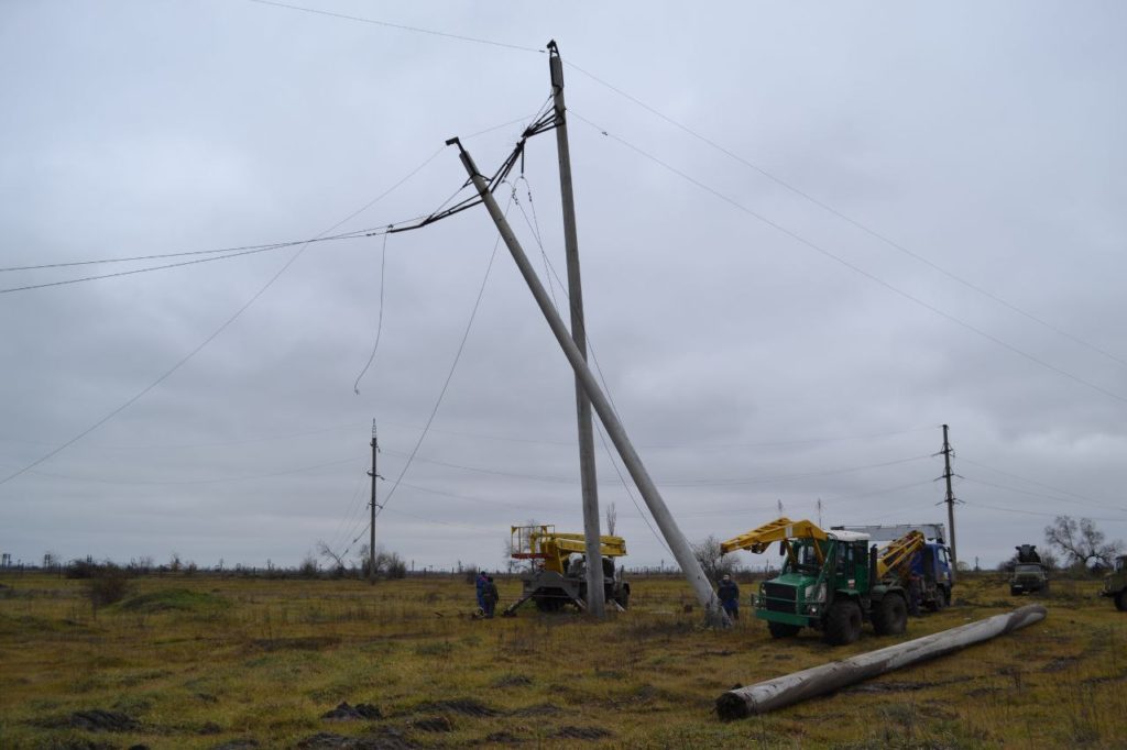 Миколаївські енергетики допомогли у відновленні електроживлення Херсонщини (ФОТО) 9