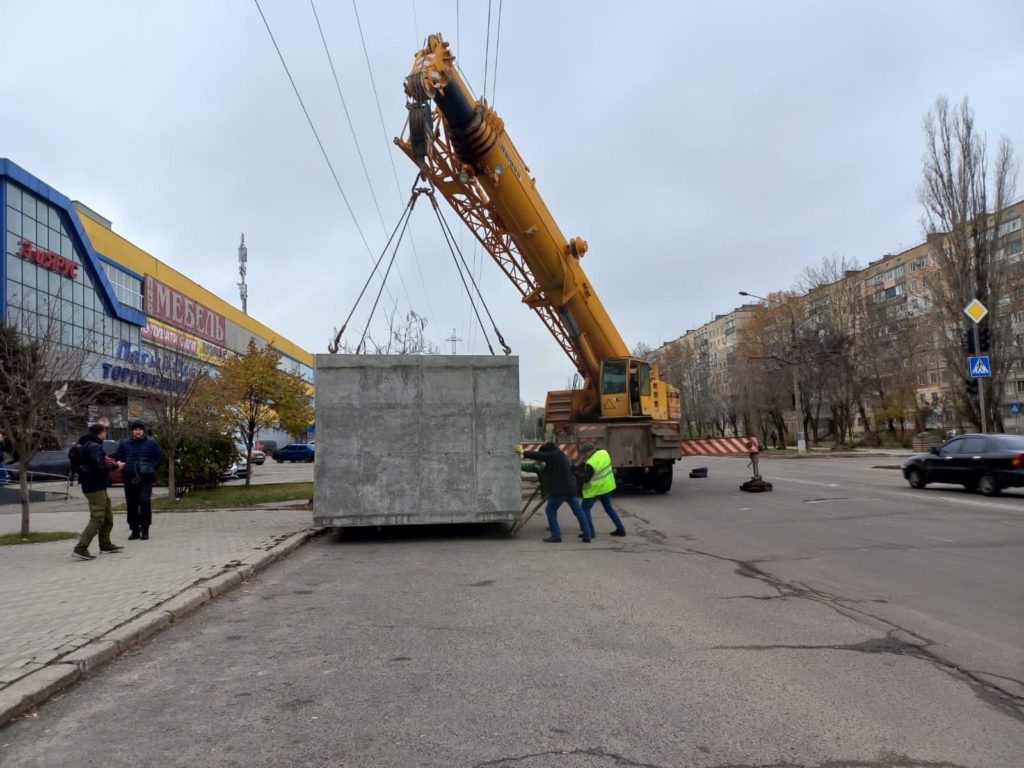 У Миколаєві встановили ще одне бетонне укриття для захисту містян (ФОТО) 9