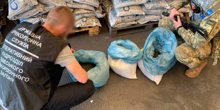 Складна схема. На Одещині прикордонники в контейнерах зі шлаком виявили «чорний» кокаїн (ФОТО, ВІДЕО)