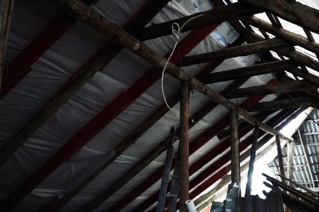 В Миколаєві російськими обстрілами пошкоджено дахи 231 багатоповерхівки. Зараз відновлено 47% дахів (ФОТО) 11