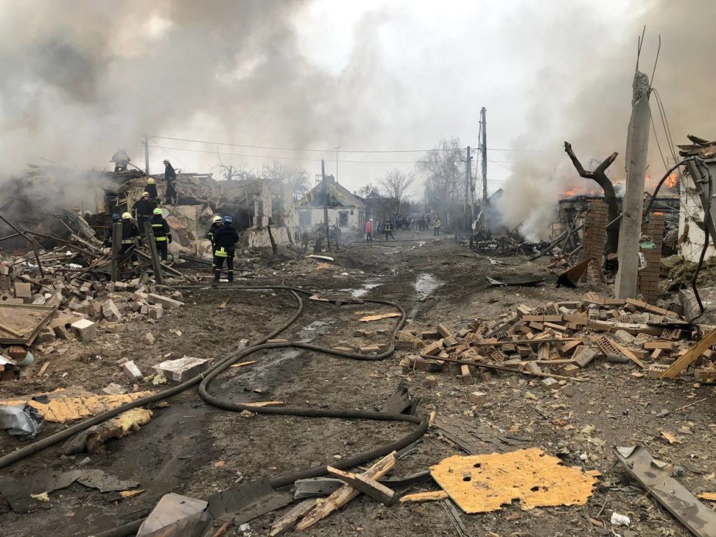 Ракетний удар по житловому масиву Дніпра: 13 поранених, рятувальна операція триває (ФОТО) 11