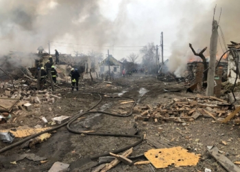 Ракетний удар по житловому масиву Дніпра: 13 поранених, рятувальна операція триває (ФОТО)