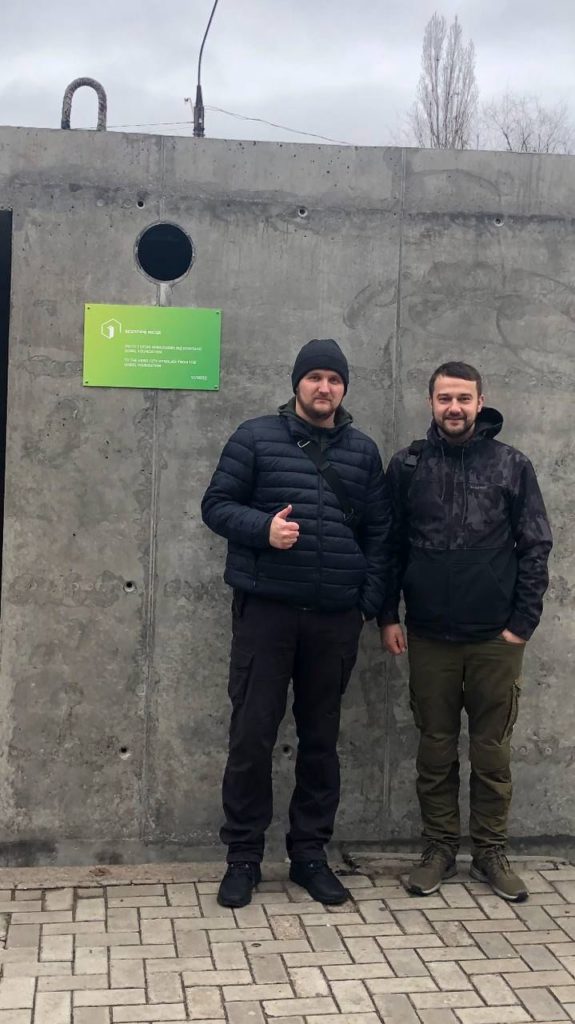 У Миколаєві встановили ще одне бетонне укриття для захисту містян (ФОТО) 11