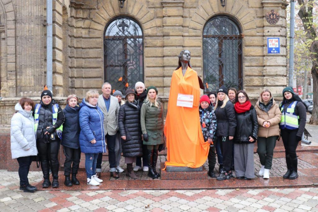 В Миколаєві скульптуру нареченої біля Палацу урочистих подій огорнули помаранчевою тканиною (ФОТО) 11