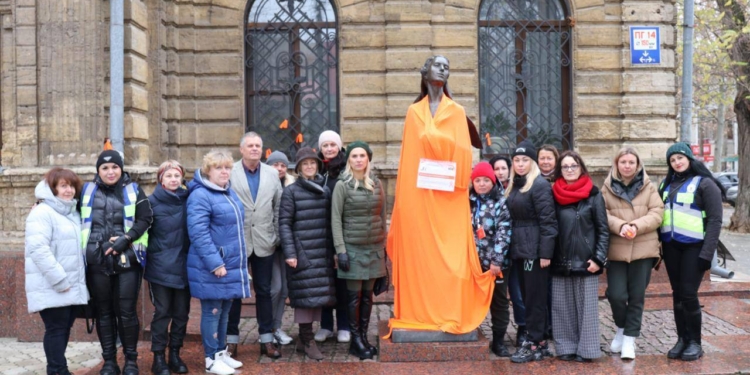 В Миколаєві скульптуру нареченої біля Палацу урочистих подій огорнули помаранчевою тканиною (ФОТО)