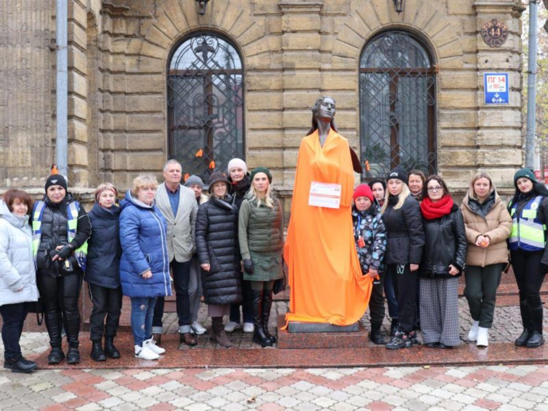 В Миколаєві скульптуру нареченої біля Палацу урочистих подій огорнули помаранчевою тканиною (ФОТО)