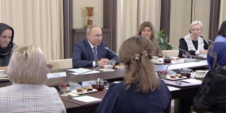 Путін провів зустріч з “солдатськими матерями”. Матері виявились підсадними (ВІДЕО)