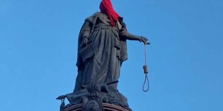 В Одесі на пам’ятник Катерині II надягли ковпак ката, а в руки дали зашморг (ФОТО)
