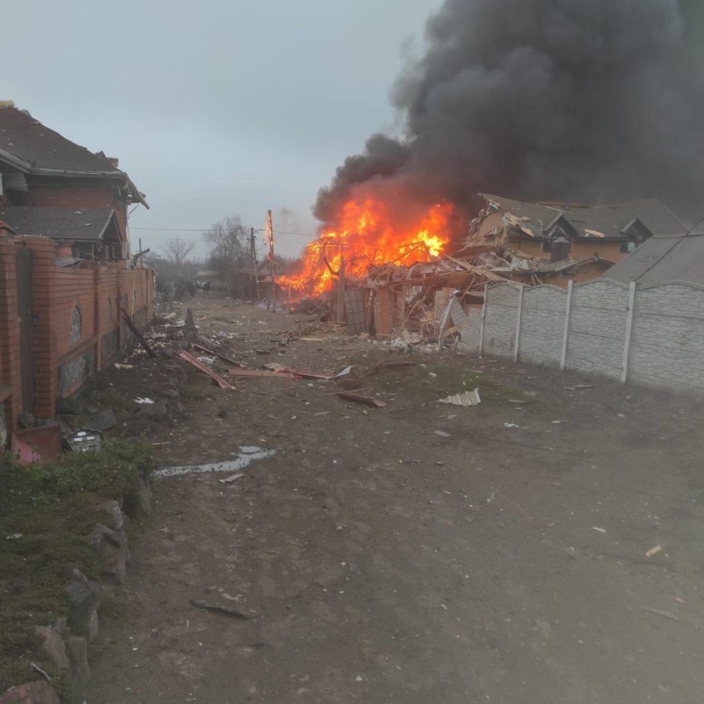 Ракетний удар по житловому масиву Дніпра: 13 поранених, рятувальна операція триває (ФОТО) 13