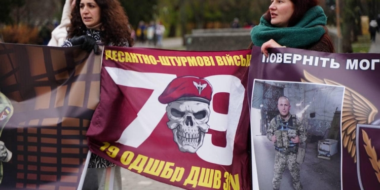 «Спочатку свобода, а потім аміак»: в Одесі пройшла акція рідних військовополонених, були там і миколаївці (ФОТО, ВІДЕО)