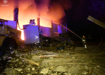 Через нічні російські обстріли в Миколаєві спалахнули складські приміщення – рятувальники впорались з пожежею (ФОТО, ВІДЕО)