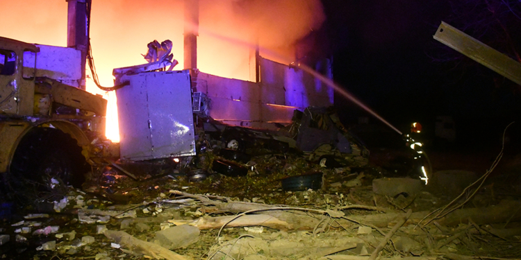 Через нічні російські обстріли в Миколаєві спалахнули складські приміщення – рятувальники впорались з пожежею (ФОТО, ВІДЕО)