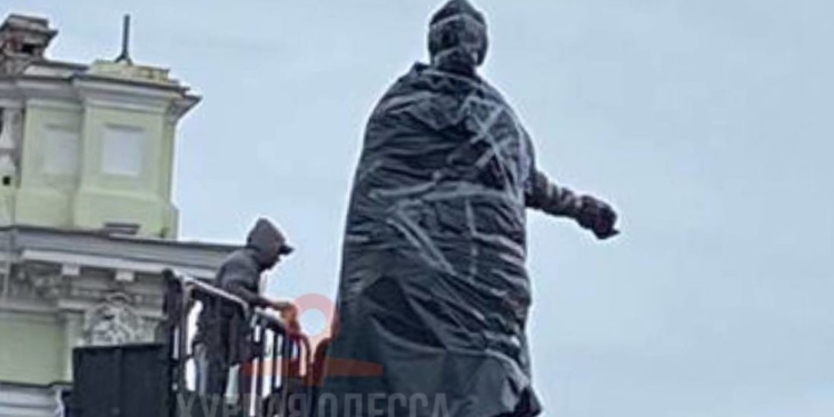 Ви імператрицю бачите? А вона є. В Одесі пам’ятник Катерині ІІ загородили і замотали в чорний пакет (ФОТО, ВІДЕО)