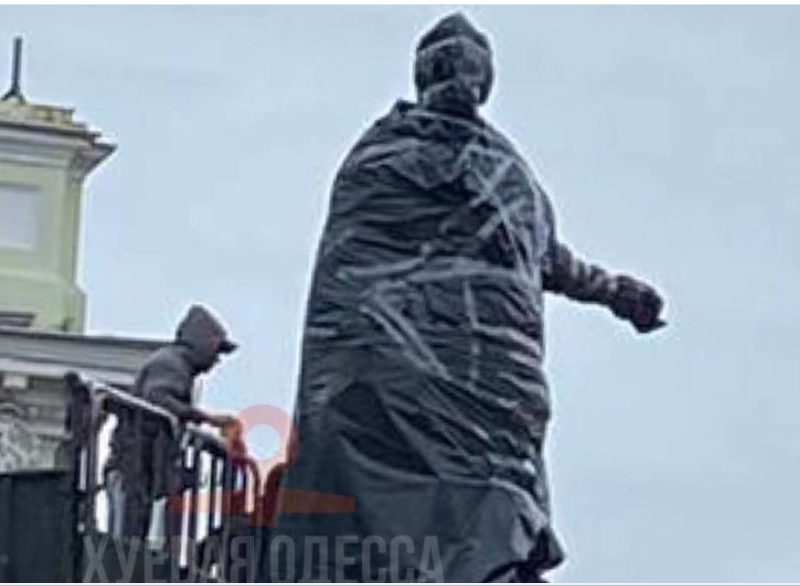 Ви імператрицю бачите? А вона є. В Одесі пам’ятник Катерині ІІ загородили і замотали в чорний пакет (ФОТО, ВІДЕО)