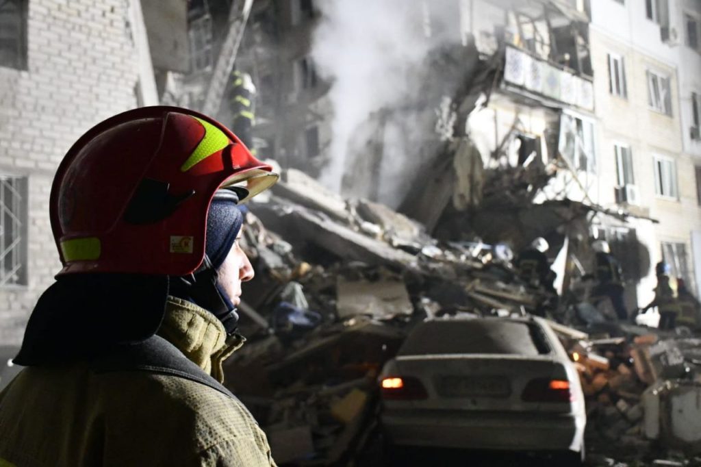 Внаслідок нічної ракетної атаки по Миколаєву зруйновано п’ятиповерхівку. Вже відомо про 2 загиблих і 2 поранених (ДОДАНО ФОТО) 19