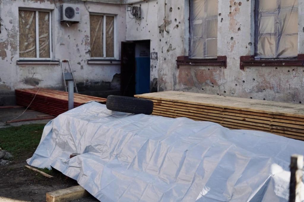 В Миколаєві російськими обстрілами пошкоджено дахи 231 багатоповерхівки. Зараз відновлено 47% дахів (ФОТО) 15