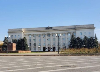 З будівлі Херсонської ОДА зняли російський прапор (ФОТО)