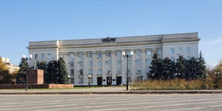 З будівлі Херсонської ОДА зняли російський прапор (ФОТО)