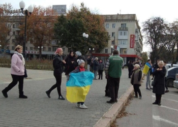 В Херсоні вивішують українські прапори і чекають ЗСУ (ФОТО)