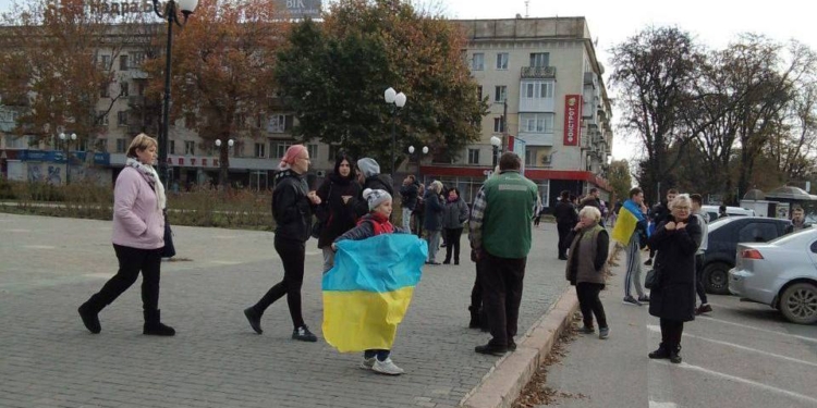 В Херсоні вивішують українські прапори і чекають ЗСУ (ФОТО)