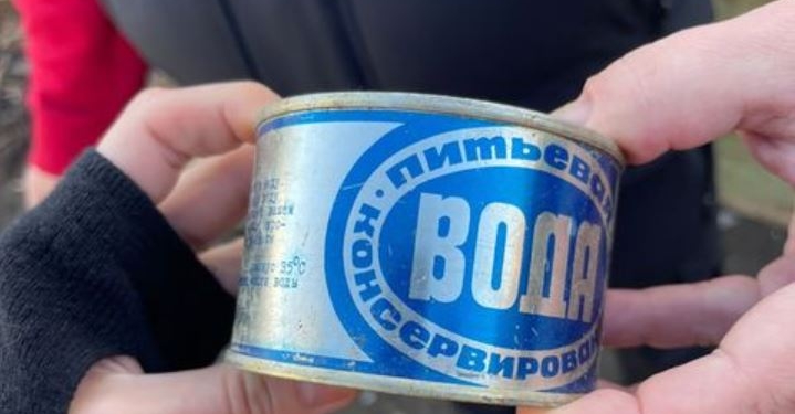 Вода консервована радянська. Дивні речі знаходять після втечі окупантів (ФОТО)
