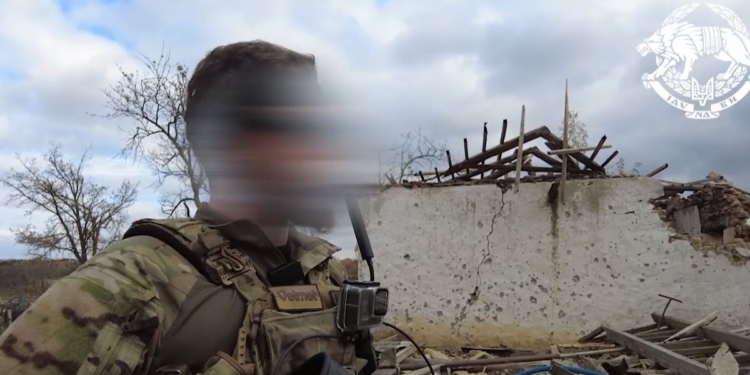 В кращих традиціях “морських котиків” звільняли село на Херсонщині. Бійці на човнах, а передова група прокладала свій шлях по дну річки (ВІДЕО)